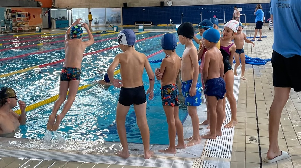 El programa Aprèn a Nedar s’amplia a 1r de Primària i arriba a 648 infants